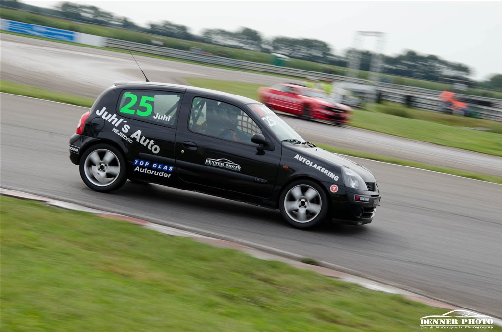 Leif Juhl kæmpede med manglende vejgreb i Renault Clio’en hele weekenden. Så meget, at han snakker om at skifte tilbage til hans Toyota Corolla til næste løb.
(Foto: Denner Photo)